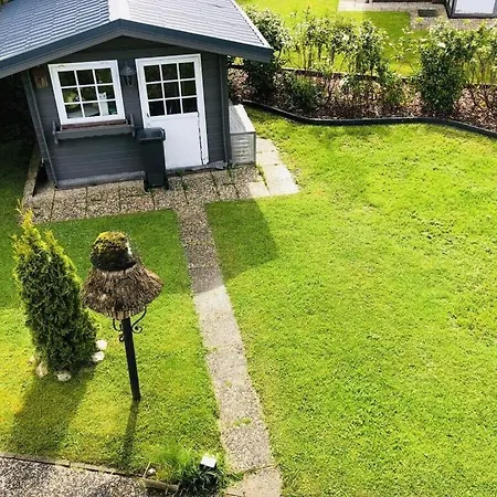 Frog Modern Retreat Holiday home Hoddersdeich